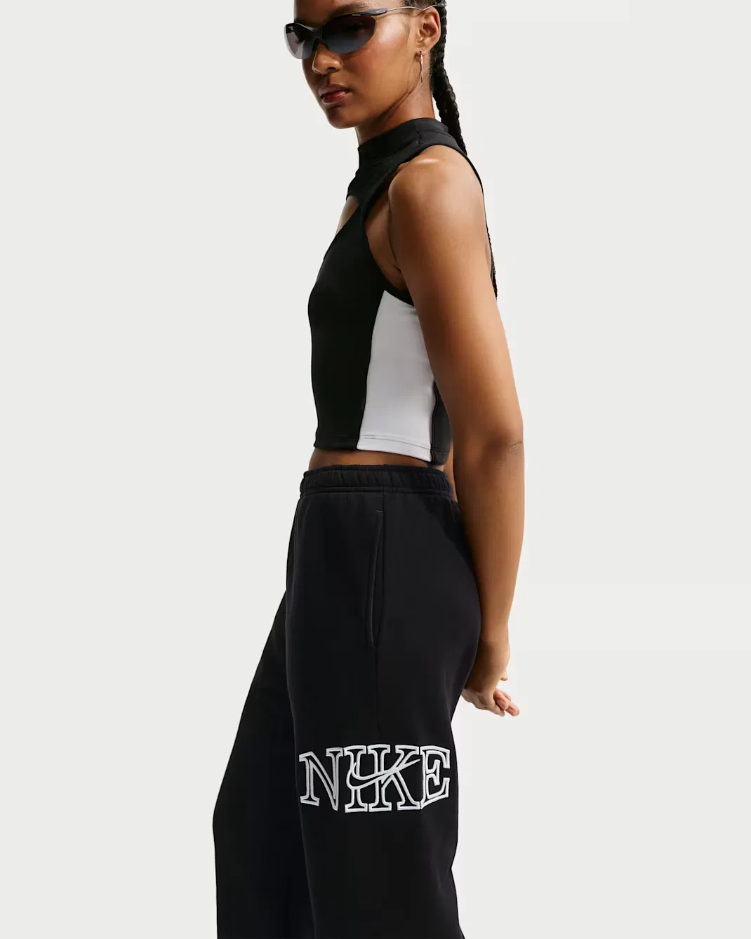Женские брюки оверсайз с манжетами и логотипом Nike Studio Fleece Medium Weight "Graphic Pack", Total Black/White — фото 3