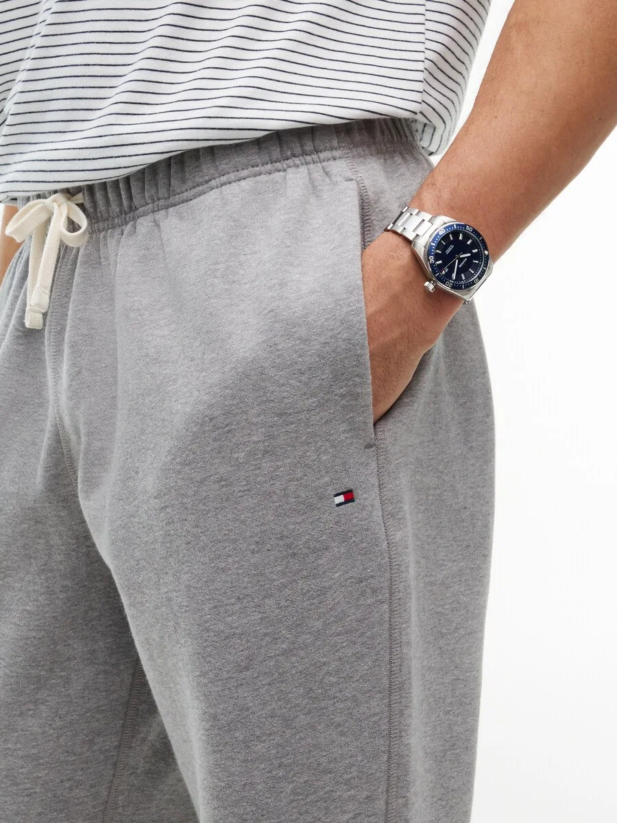 Зауженные брюки TOMMY HILFIGER 'ESSENTIAL' серого цвета — фото 3