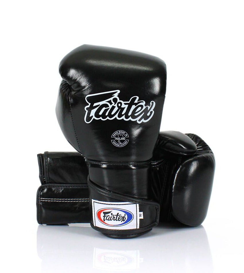 

Боксерские перчатки Fairtex Stylish Angular Sparring, Locked Thumb, 10 oz., черный