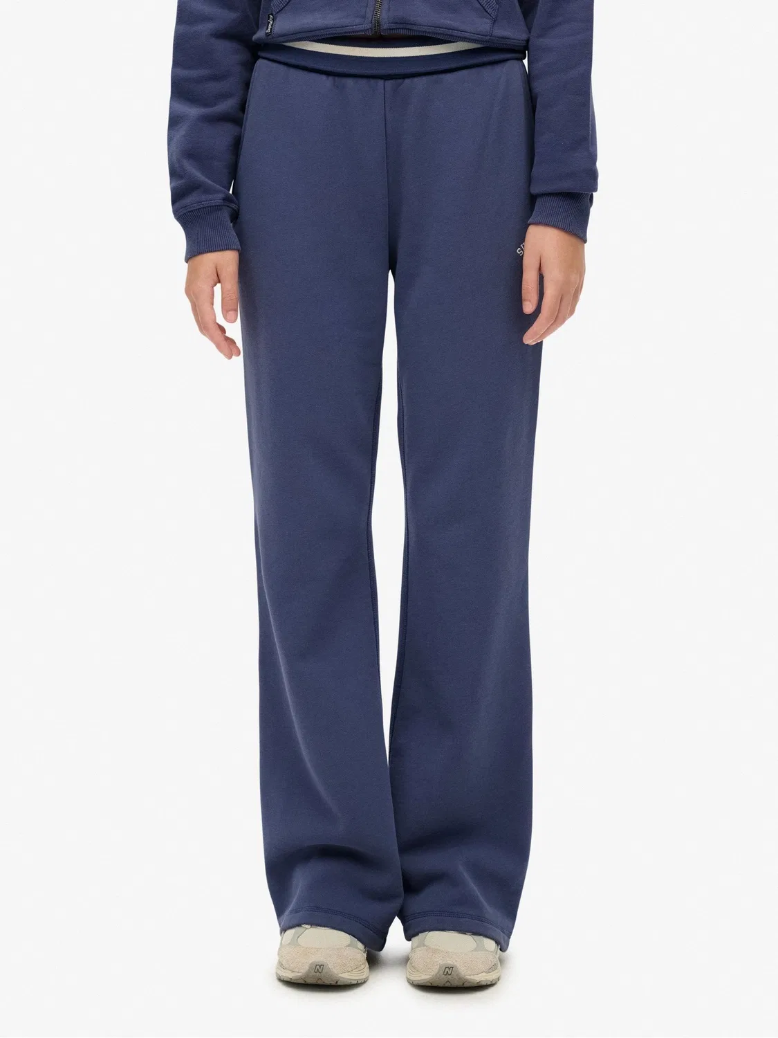 Джоггеры Athletic Essentials Logo Low Rise Flare Superdry, синие — фото 3