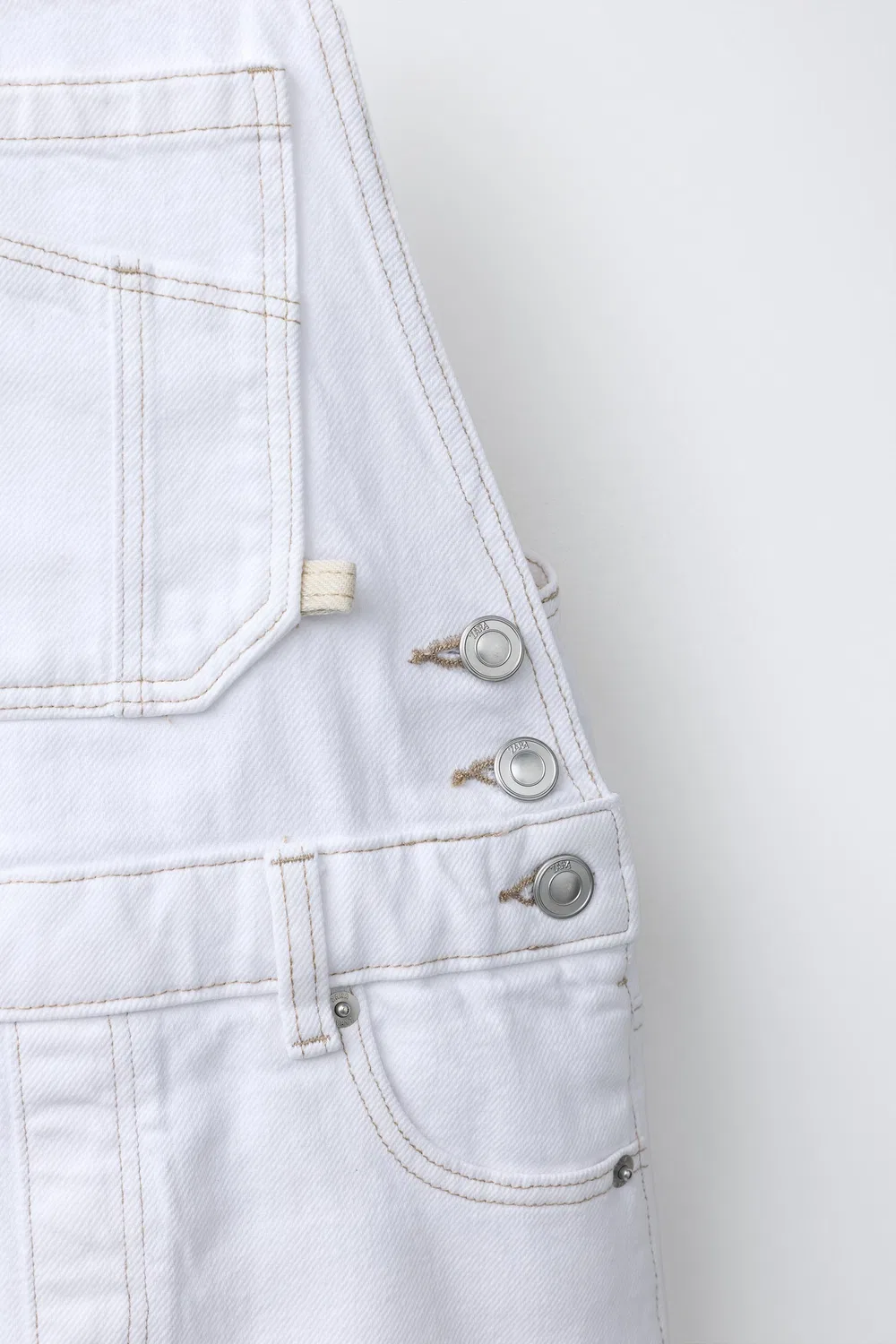 Джинсовое платье-сарафан с контрастной строчкой ZARA, White — фото 4