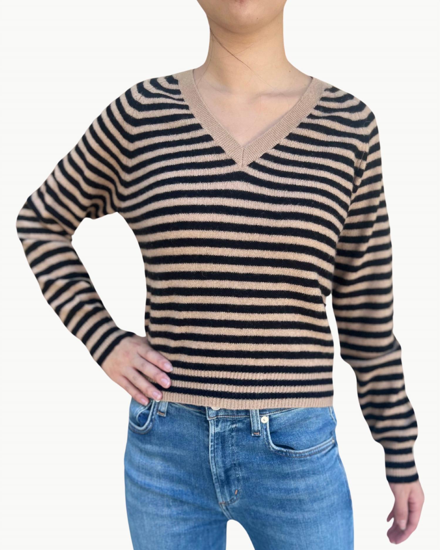 

Свитер с V-образным вырезом и полосками Crop Stripe в цвете верблюжий черный Jumper1234