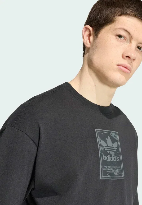 Футболка с камуфляжным принтом на язычке - футболка с принтом Adidas Originals, черный — фото 4