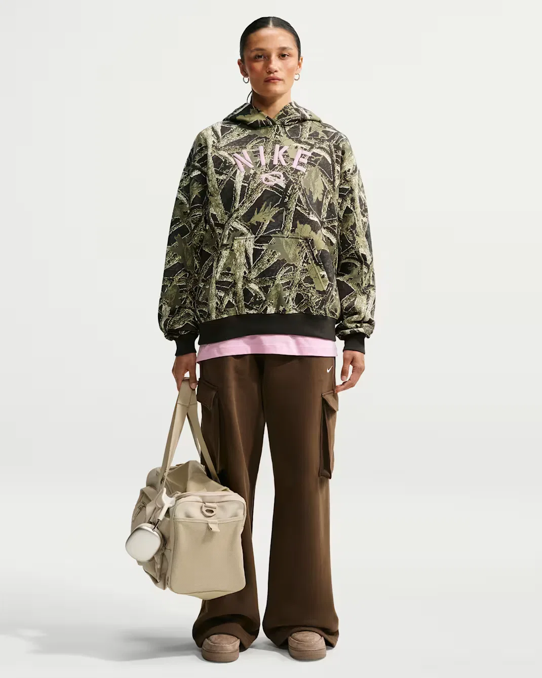 Женская толстовка с капюшоном оверсайз Nike Studio Fleece Medium Weight, Camo Green/Pink Rise — фото 4