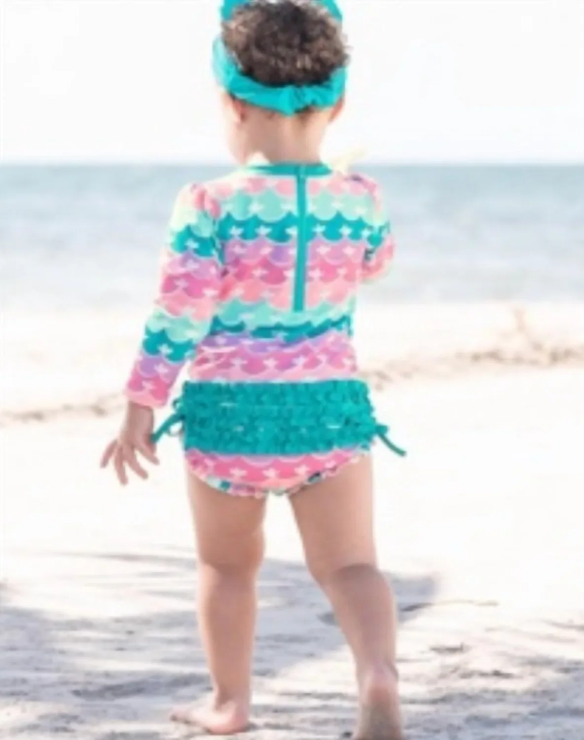 Детский купальник-слитный с защитой UPF 50+ с волнистым дизайном Mermaid RuffleButts, Aqua/Purple/Pink — фото 2