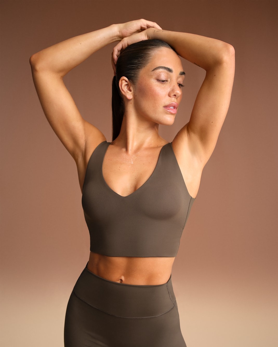 

Спортивный топ NikeSKIMS Matte Women's V-Neck Long-Line, темно-коричневый