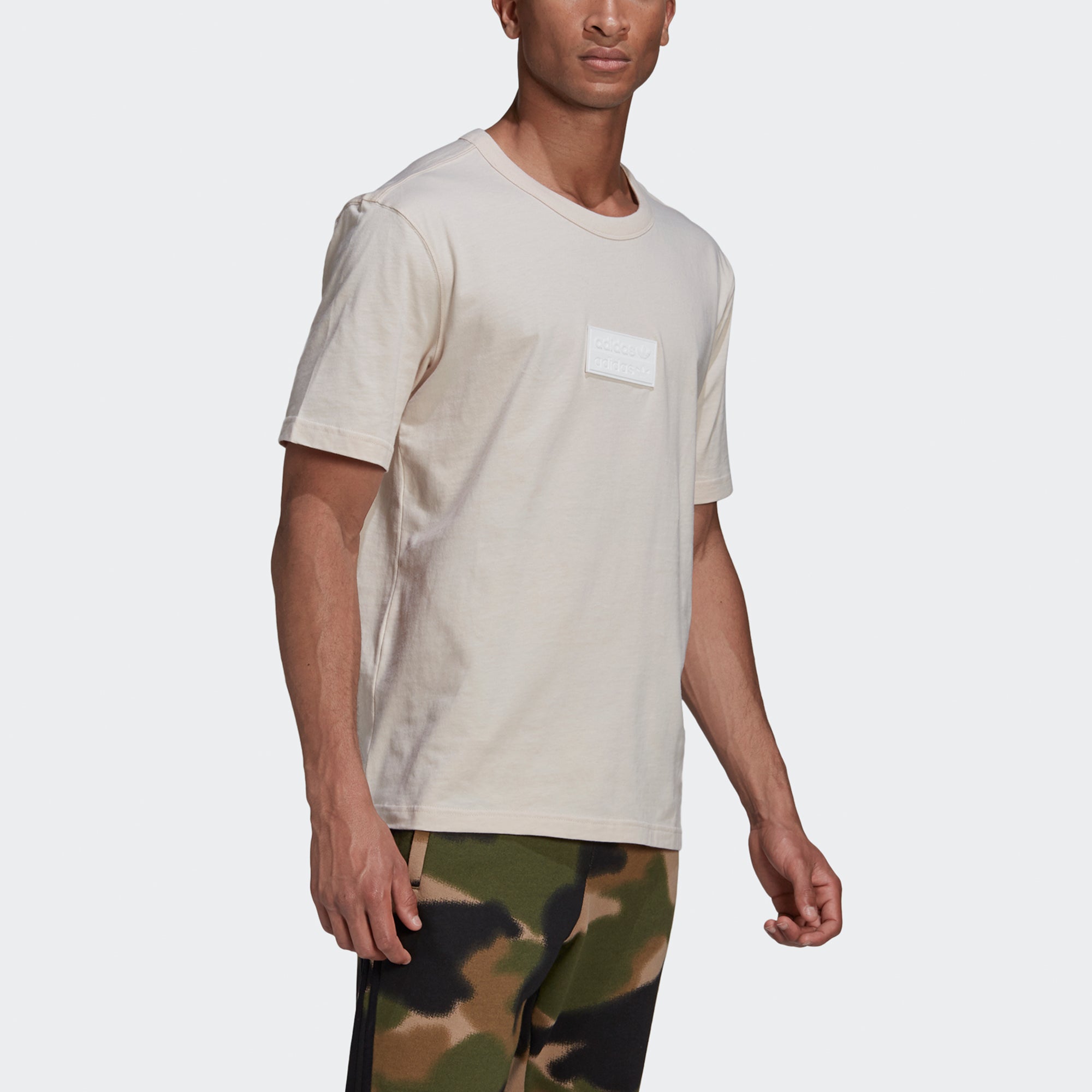 Футболка Men's adidas originals Silicon Badge T Logo Sports Short Sleeve Creamy White T-Shirt GN3298, кремовый — фото 4