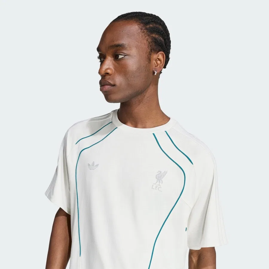Футболка ADIDAS ORIGINALS 'LFC' светло-серого цвета — фото 3