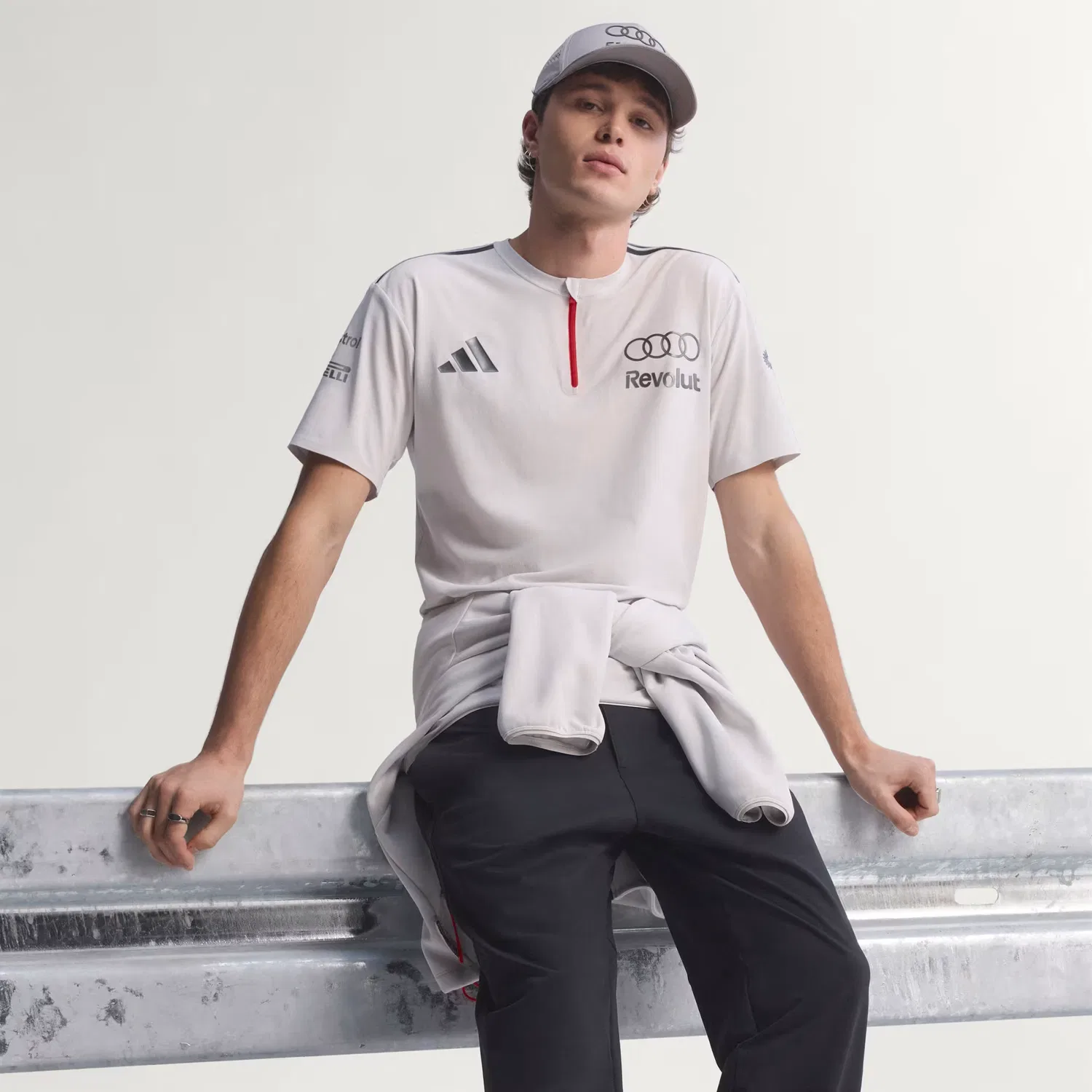 Мужское поло с коротким рукавом Audi Revolut F1 Team Engineers & Marketing Adidas Performance, Chalk Pearl/Iron Metallic