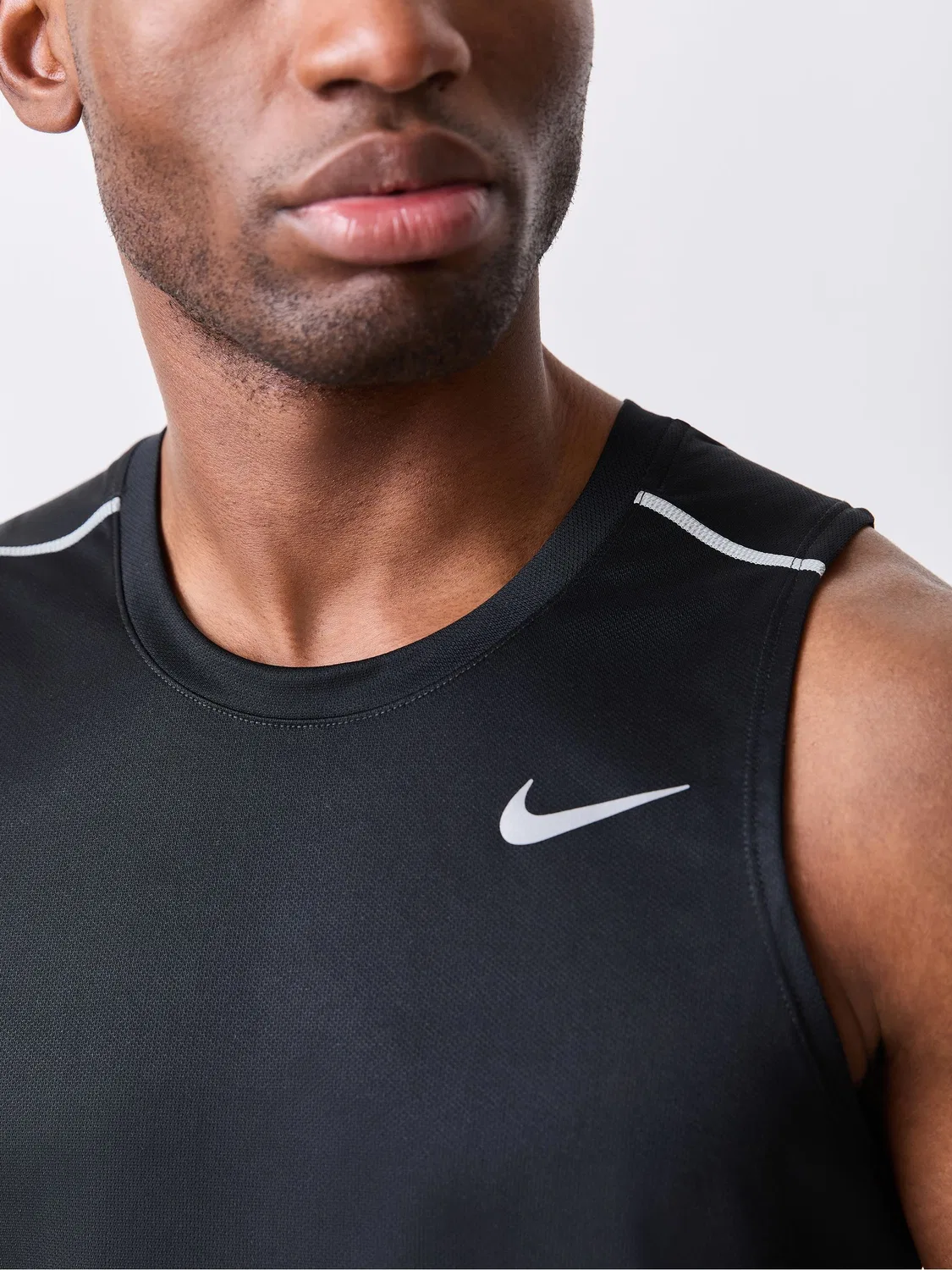 Жилет беговой Nike Miler Dri-FIT, черный — фото 4