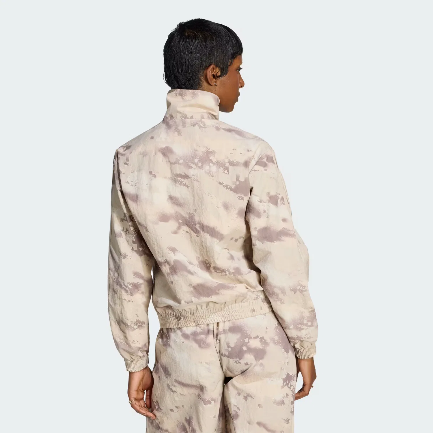 Женская олимпийка с камуфляжным принтом Camouflage Loose, Adidas Originals, Wonder Beige/Wonder White/Trace Brown/Crystal Linen — фото 2
