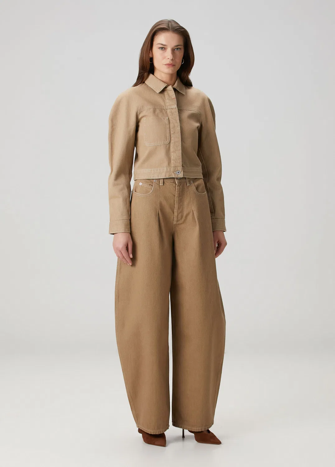 Кроп-джинсовая куртка Jacquemus Ovalo Cargo, bej — фото 2