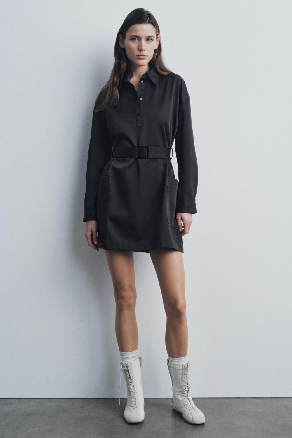 

Короткое платье с поясом ZARA, черный