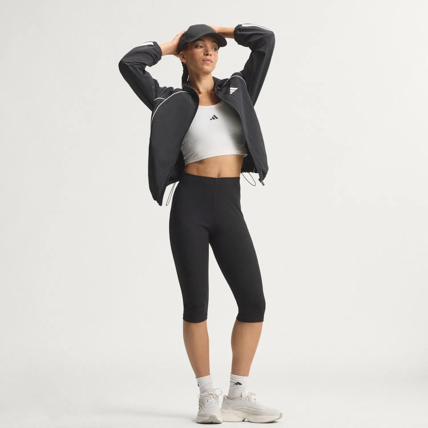 Женская тренировочная куртка свободного кроя Iconic Trainingsjacke Adidas, Schwarz Weiss — фото 4