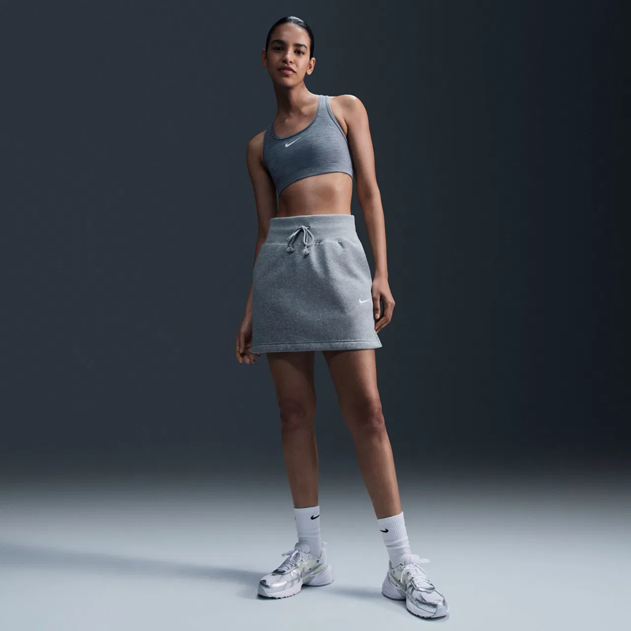 Женский спортивный бюстгальтер средней поддержки Dri-FIT Swoosh Nike, цвет White/Smoke Grey