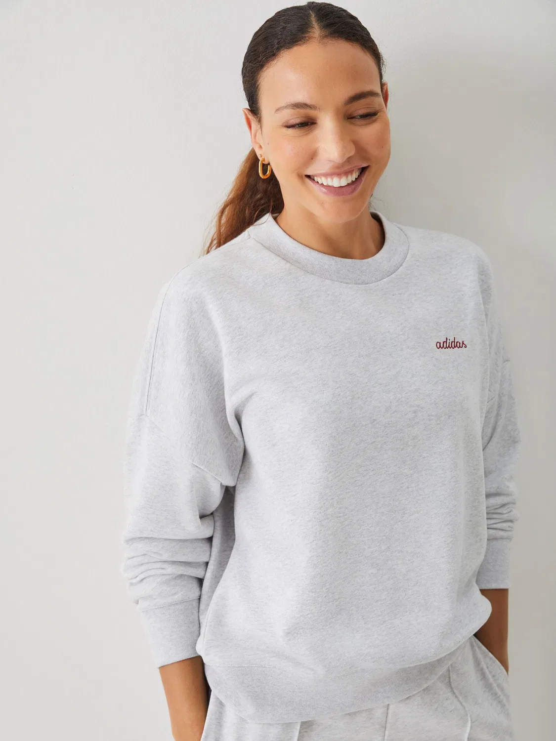 Свитшот с вышивкой Seasonal Essentials Colorpop adidas, серый