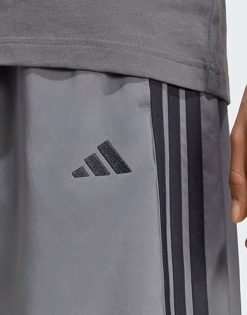 Шорты Adidas Performance Essentials Chelsea Lite с тремя полосками, серые, черные — фото 2