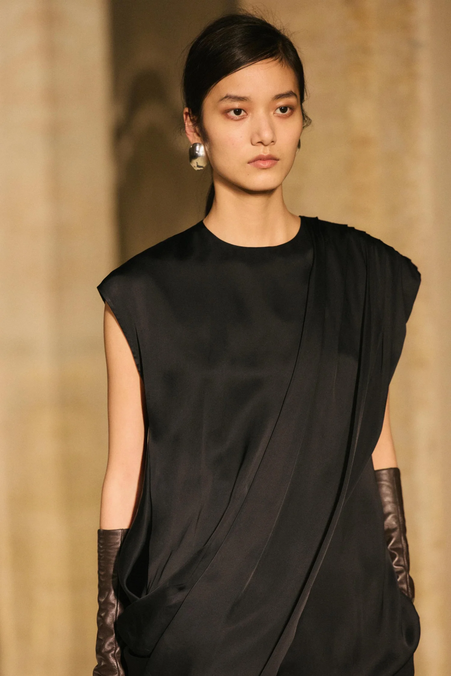 Топ Massimo Dutti Flowing Asymmetric With Gathered Detail – Limited Edition, черный — фото 4