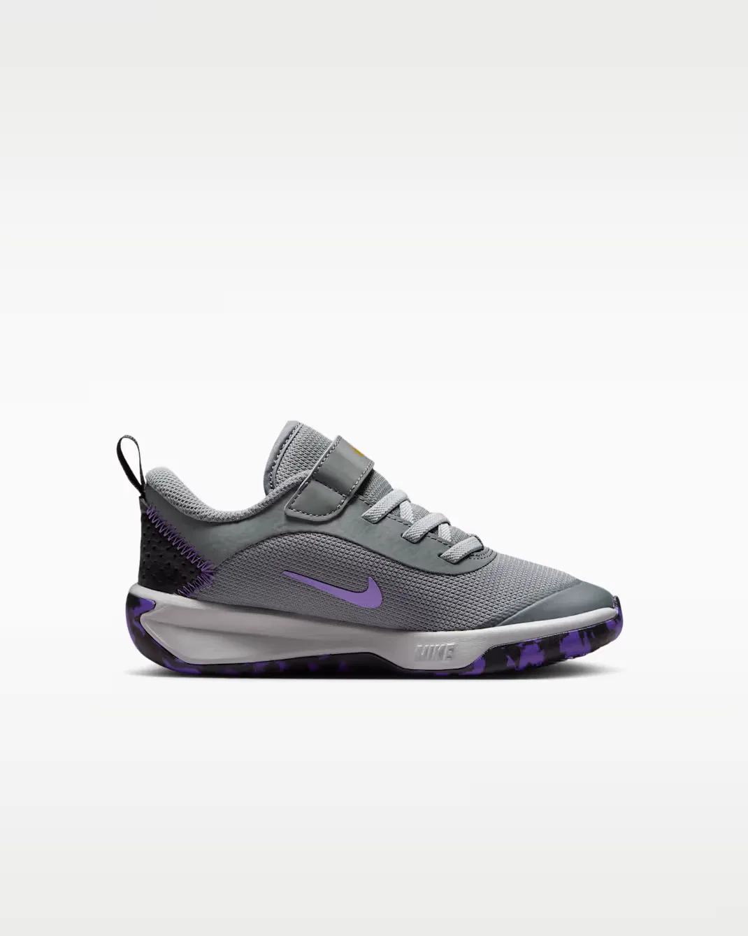 Детская обувь Nike Omni Multi-Court, Smoke Grey/Action Grape/Light Smoke Grey/Metallic Gold — фото 3