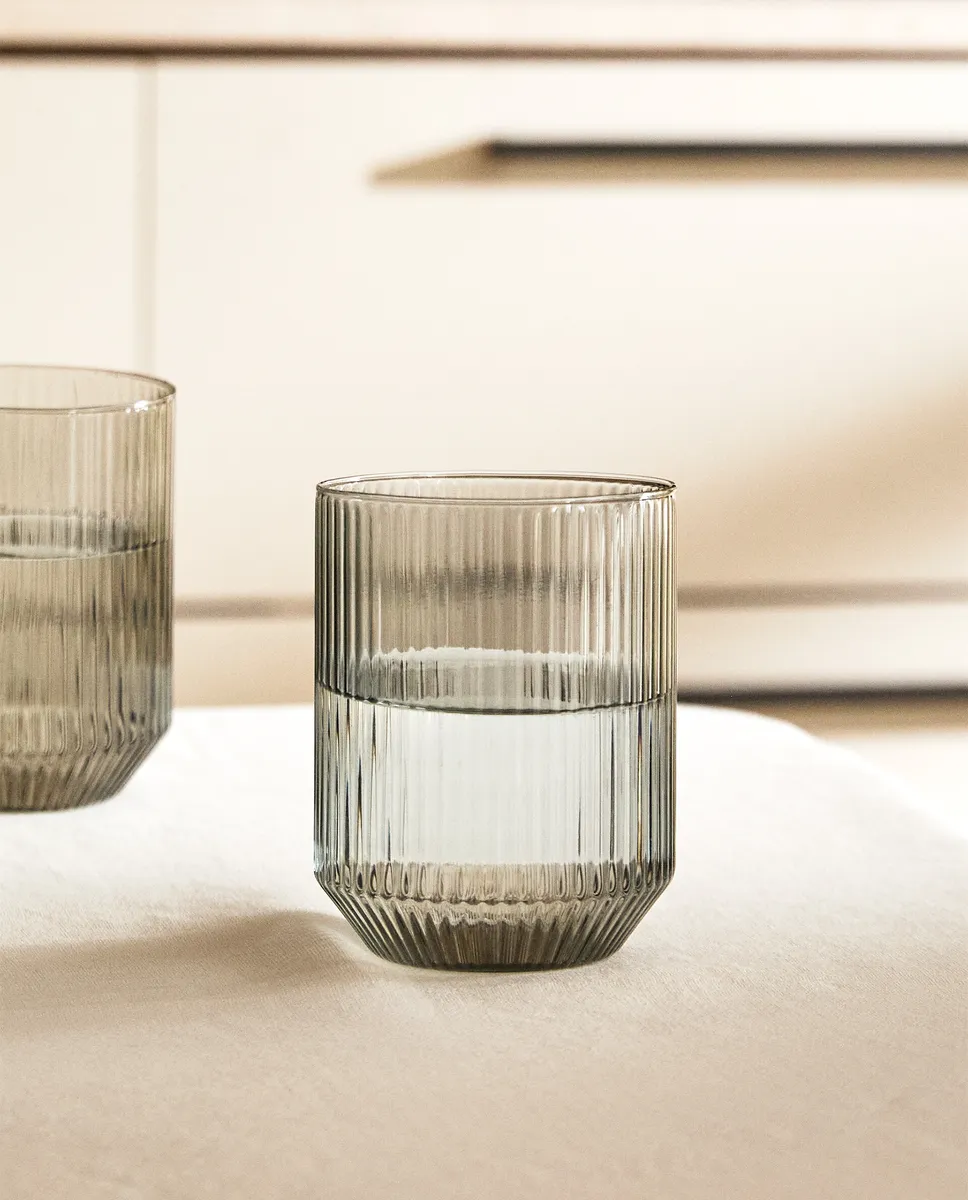 

Стакан из боросиликатного стекла с рельефными линиями Zara Home, серый