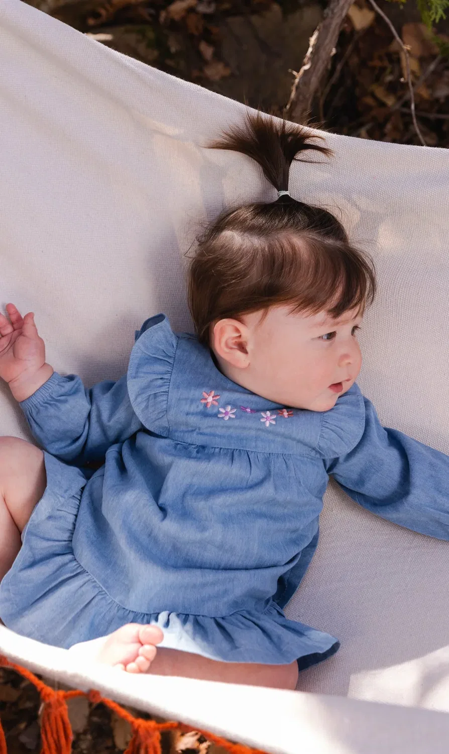 Детское платье для девочек с длинным рукавом с цветочной вышивкой Chambray Dress Deux par Deux, Light Blue Denim — фото 2