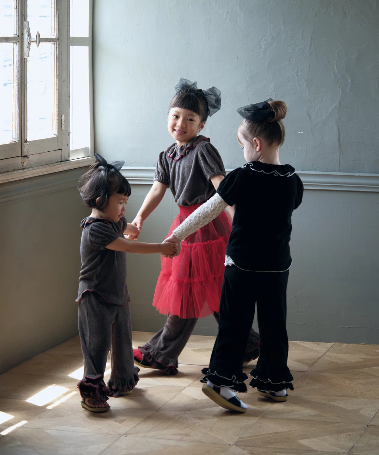 Детская футболка с воланами и длинным рукавом, модель pile frill tops IENA ENFANT, Серый — фото 4