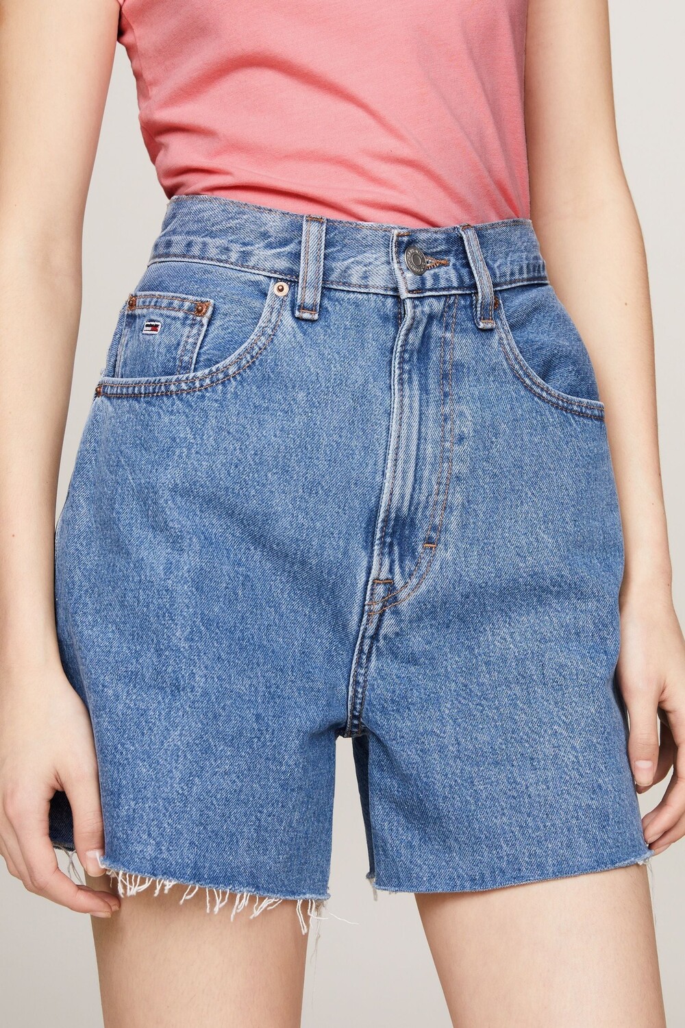 

Короткие джинсовые шорты Mom Tommy Jeans, синий