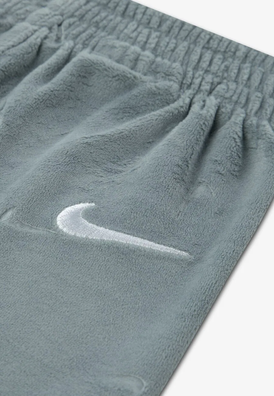 Спортивный комплект Nike Sportswear 'NEW IMPRESSIONS' в зеленом цвете — фото 3