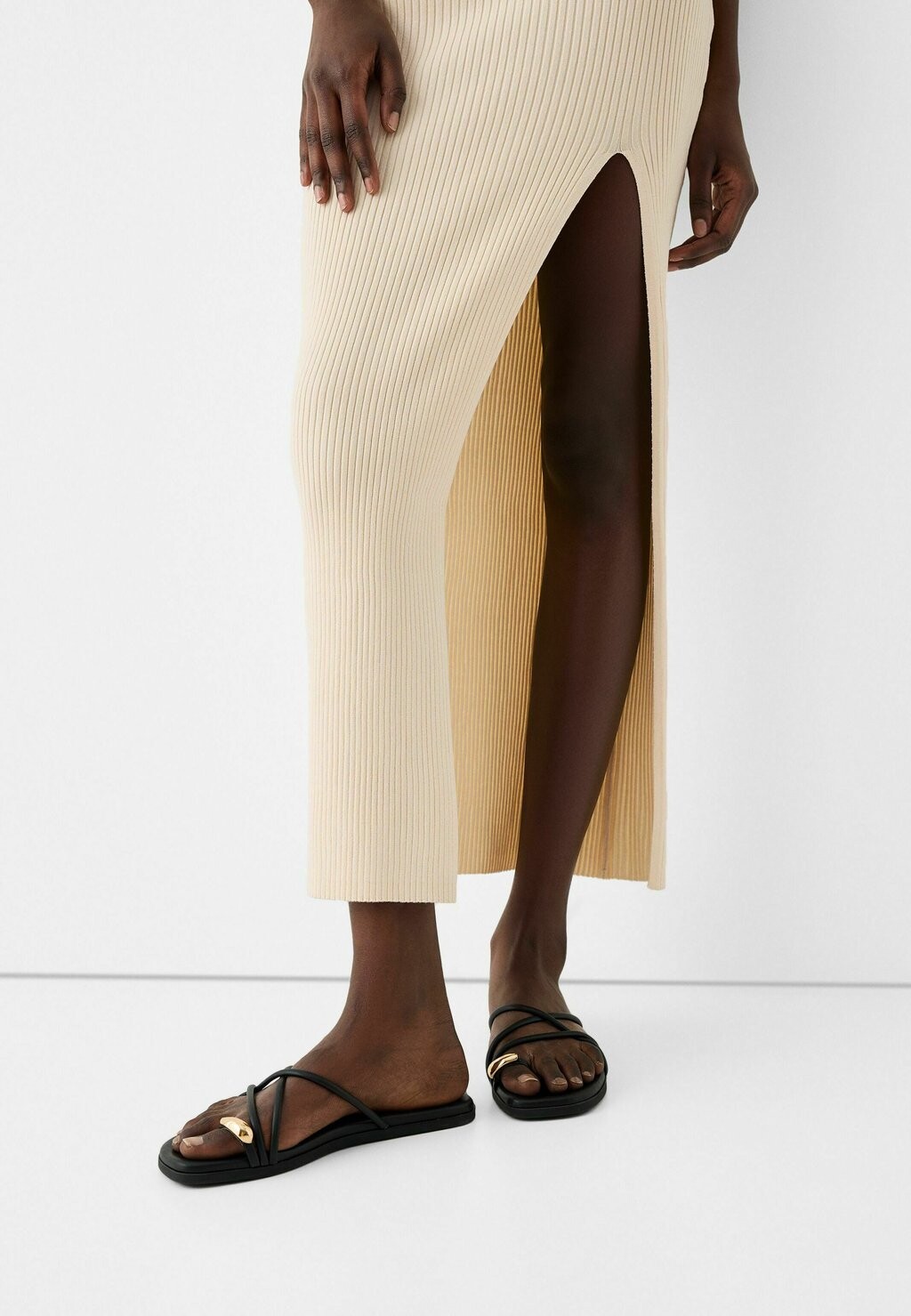 

Длинное платье Halter Bershka, бежевое