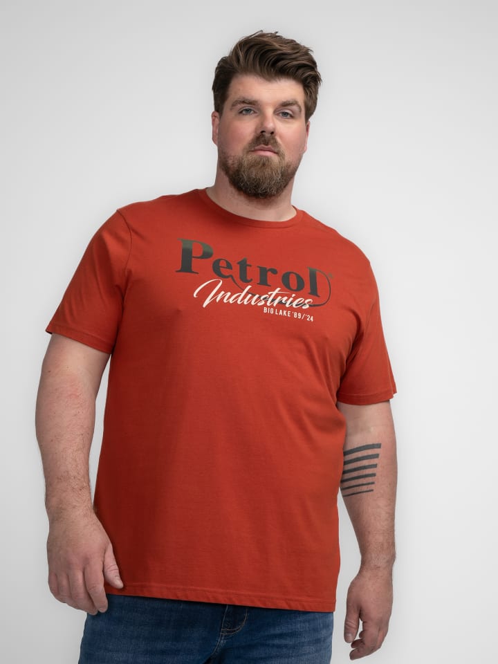 

Футболка Petrol Industries T-Shirt mit Aufdruck, цвет Plus Size LandonBraun