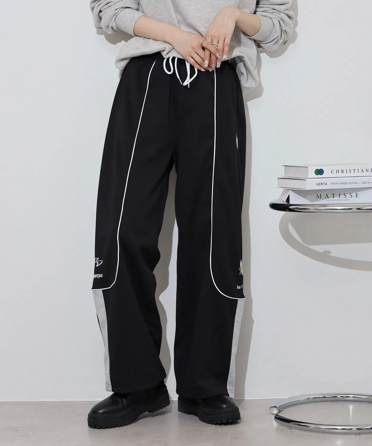Детские спортивные штаны с кантом, свободного кроя, с вышивкой RE730, Black — фото 2