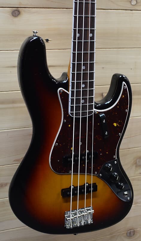 

Новый Fender American Vintage II 1966 Electric Jazz Bass 3 Color Sunburst с футляром American Vintage II Jazz Bass, Серый, Новый Fender American Vintage II 1966 Electric Jazz Bass 3 Color Sunburst с футляром American Vintage II Jazz Bass