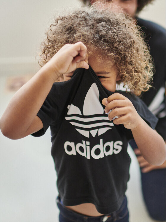 

Футболка стандартного кроя Adidas, черный