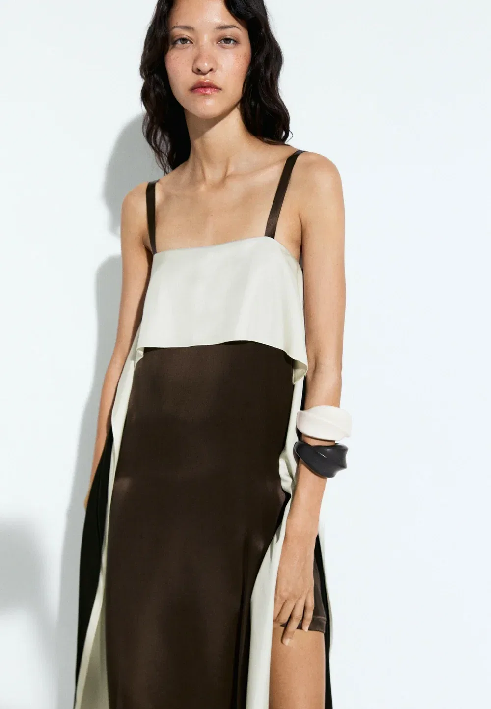 Струящееся платье миди с цветовыми блоками - платье макси Massimo Dutti, Dark Brown — фото 2