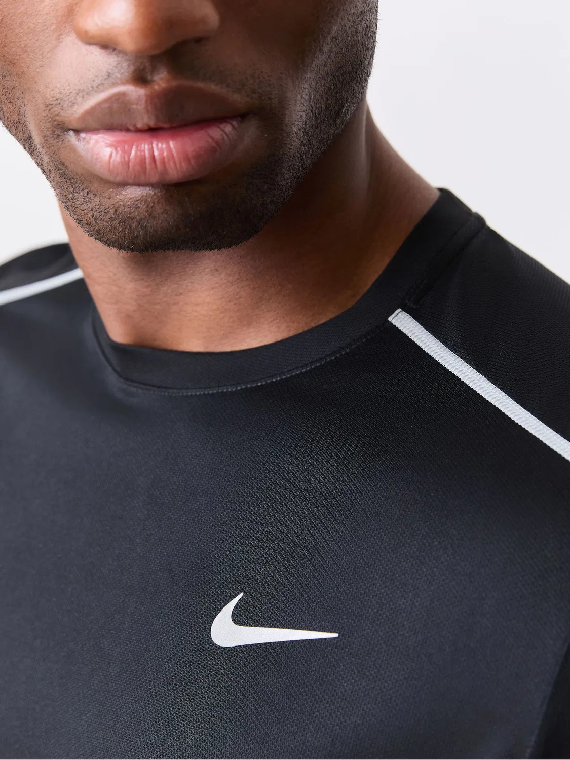 Футболка беговая Miler Dri-FIT UV Nike, черный — фото 4