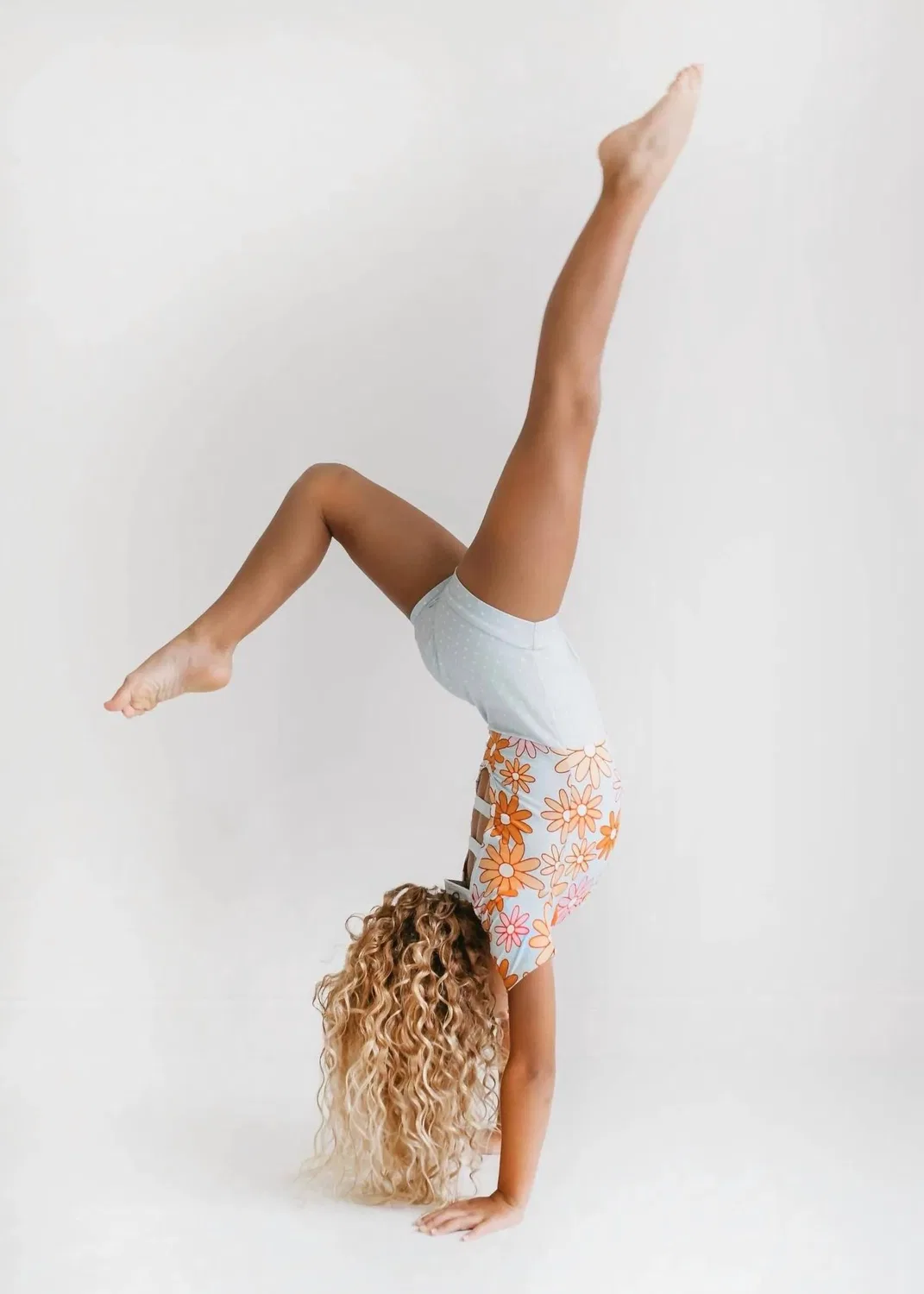 Детский купальник для девочек с коротким рукавом и цветочным принтом Retro Flower Dance Tumble Gymnastics Oopsie Daisy, Blue Gray — фото 4