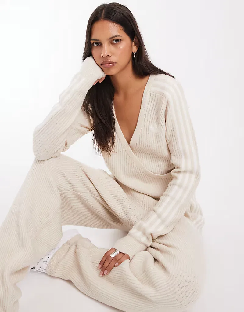 Вязаный кардиган-накидка Adidas Originals x Jennie светло-бежевого