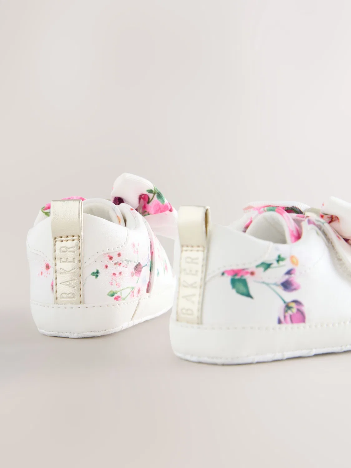 Кроссовки детские Organza Bow Padders Baker by Ted Baker, белый с цветочным принтом — фото 4