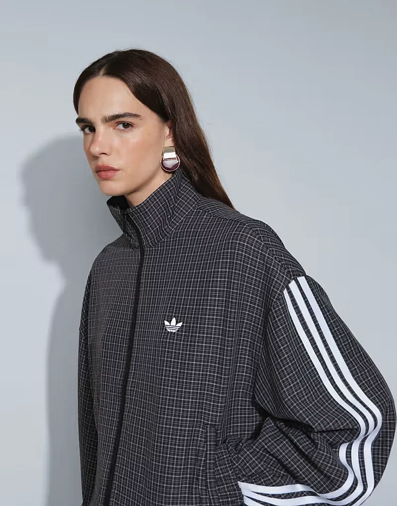 Спортивная куртка Adidas Originals в светло-черную клетку