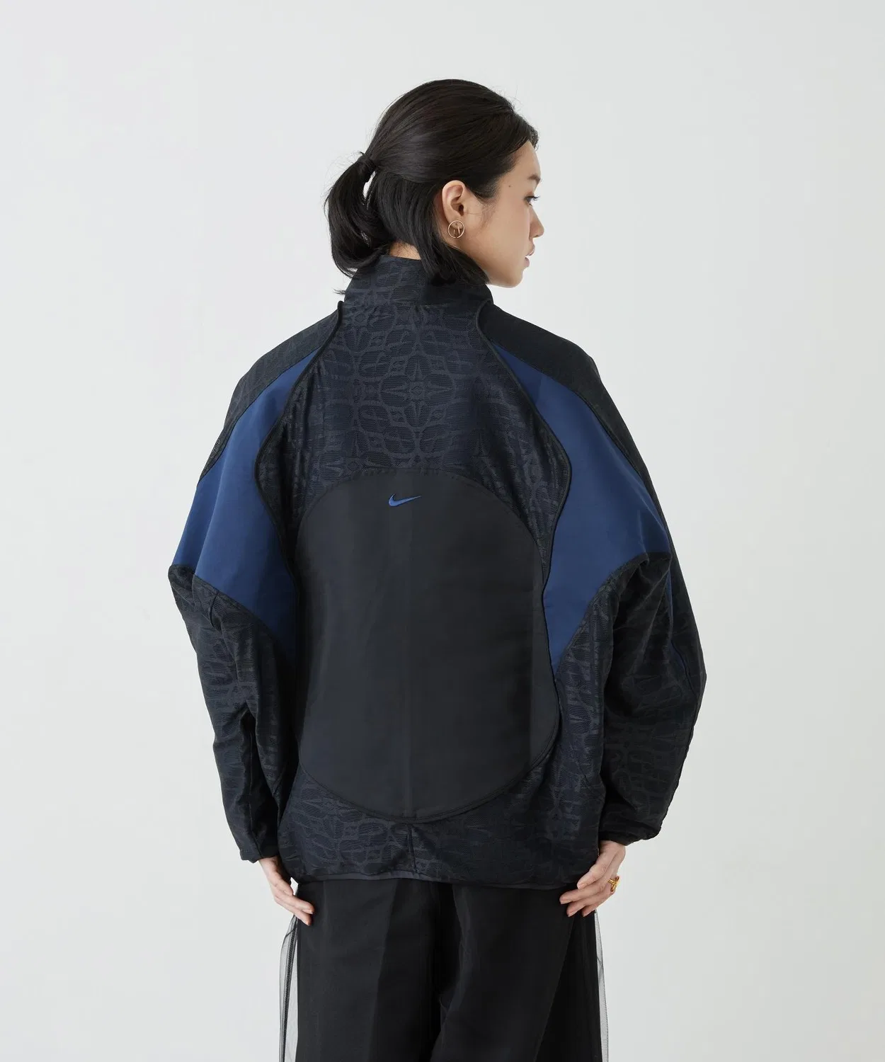 Женская куртка-трактор с кружевным принтом, модель Oversized Lace Track Jacket NIKE, Black — фото 4