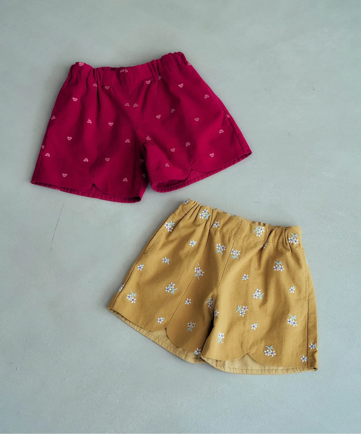 Детские шорты с вышивкой цветы и сердце, модель Flower Heart Embroidery, apres les cours, Бордовый — фото 4