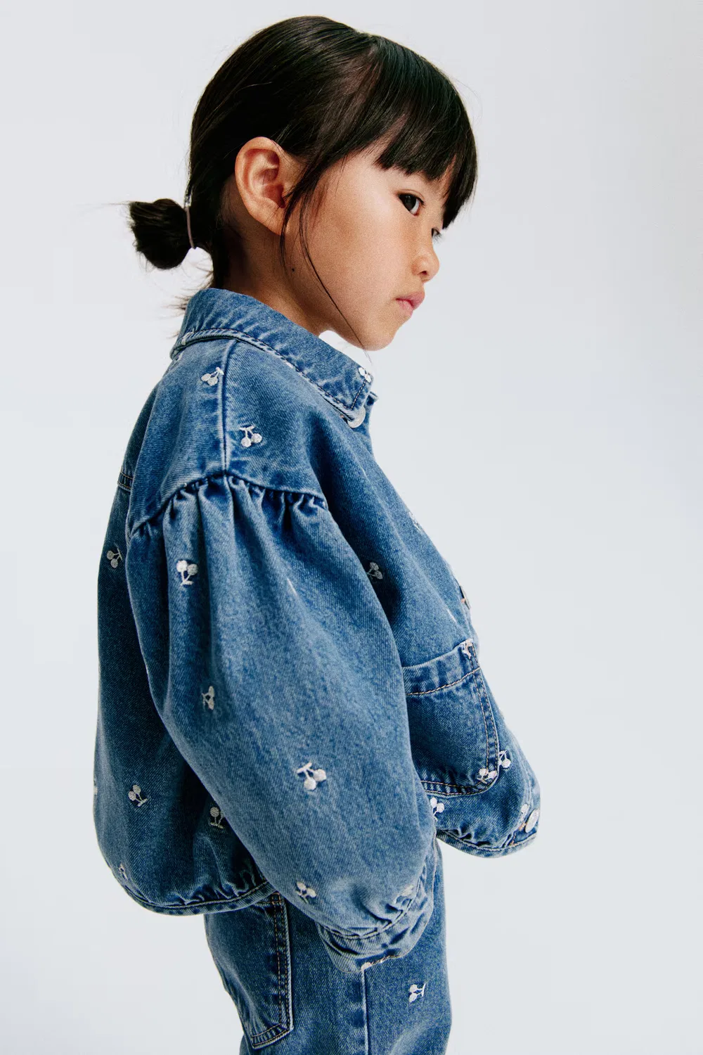 Джинсовая куртка с вышивкой H&M, Denimblau/Kirschen — фото 3