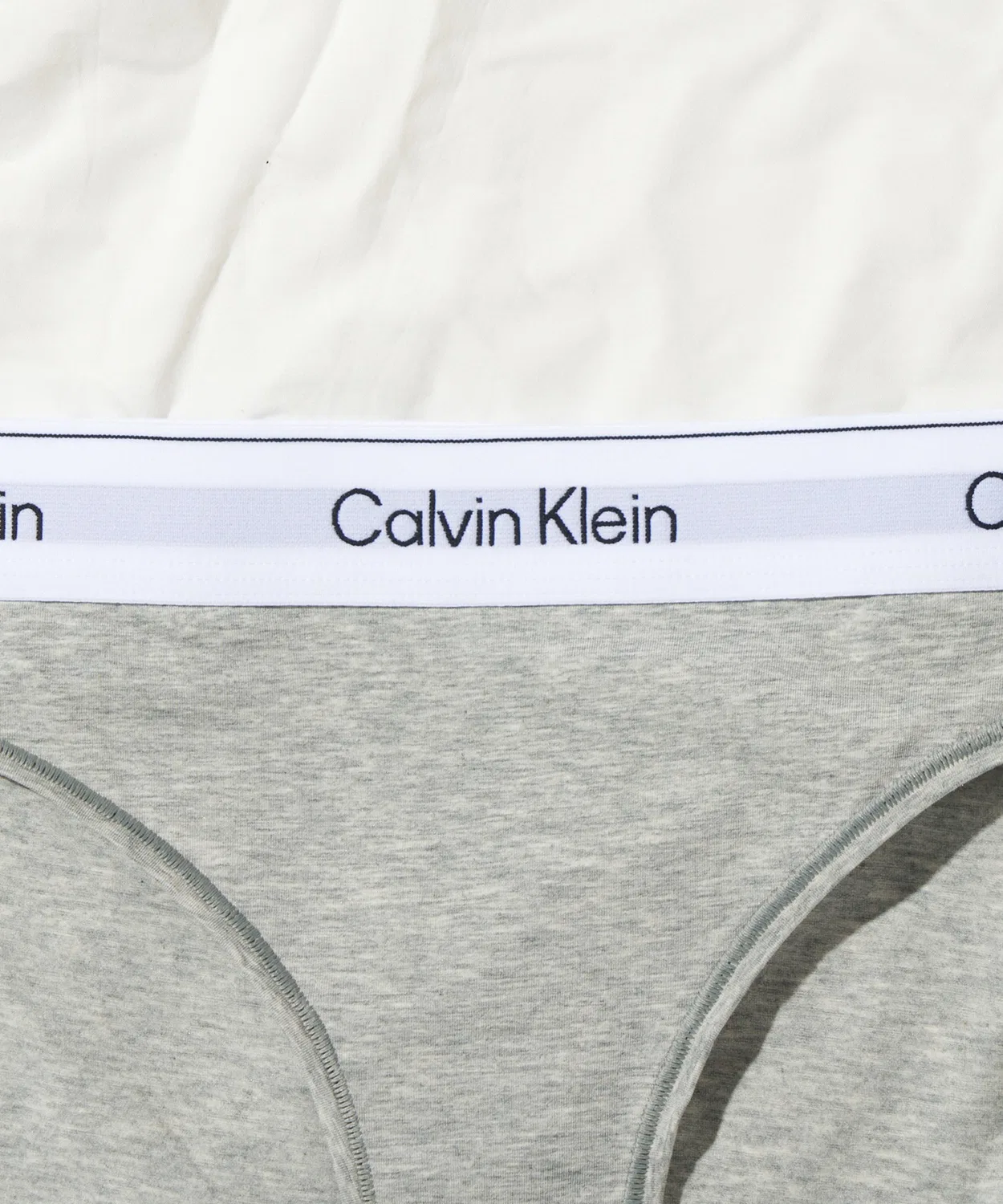 Женские трусы-бикини с логотипом Calvin Klein QF8520, Черный — фото 4
