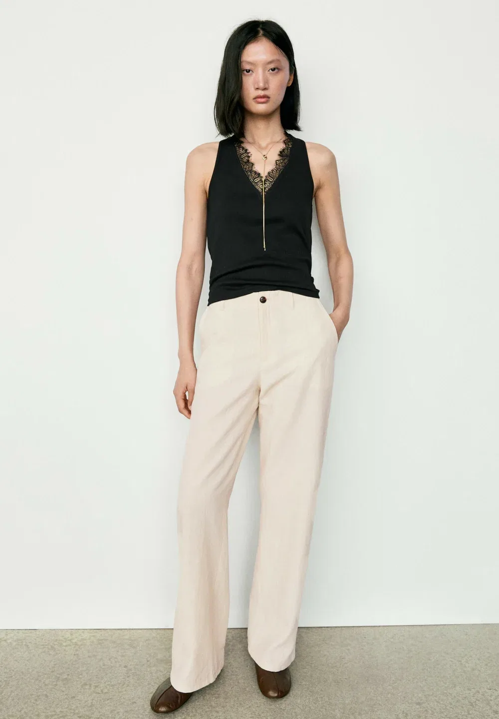 Топ-Майка с V-образным вырезом и кружевной отделкой - топ Massimo Dutti, Black — фото 4