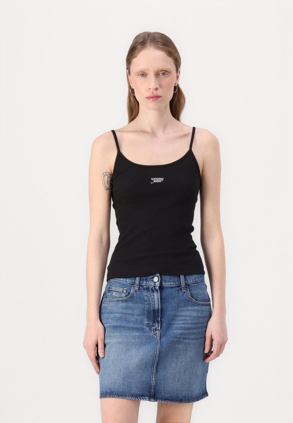 

Топ SCRIPT STRAPPY Tommy Jeans, черный