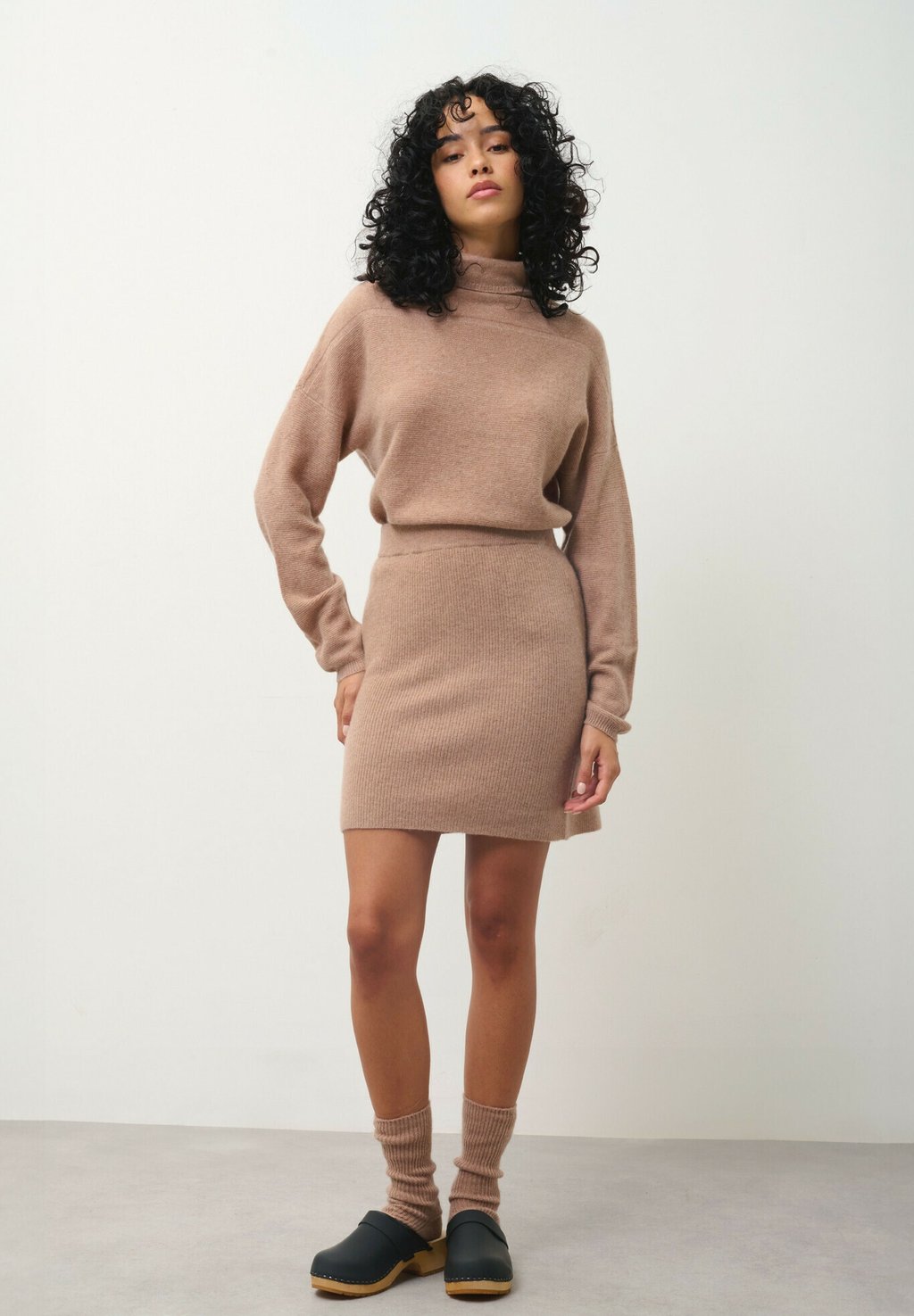 

Джемпер COLLIN TURTLENECK Authentic Cashmere, коричневый