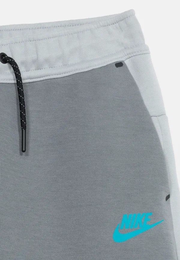 Брюки с отражающими элементами Tracksuit bottoms Nike Sportswear, wolf grey/smoke grey/black, черный/серый — фото 4