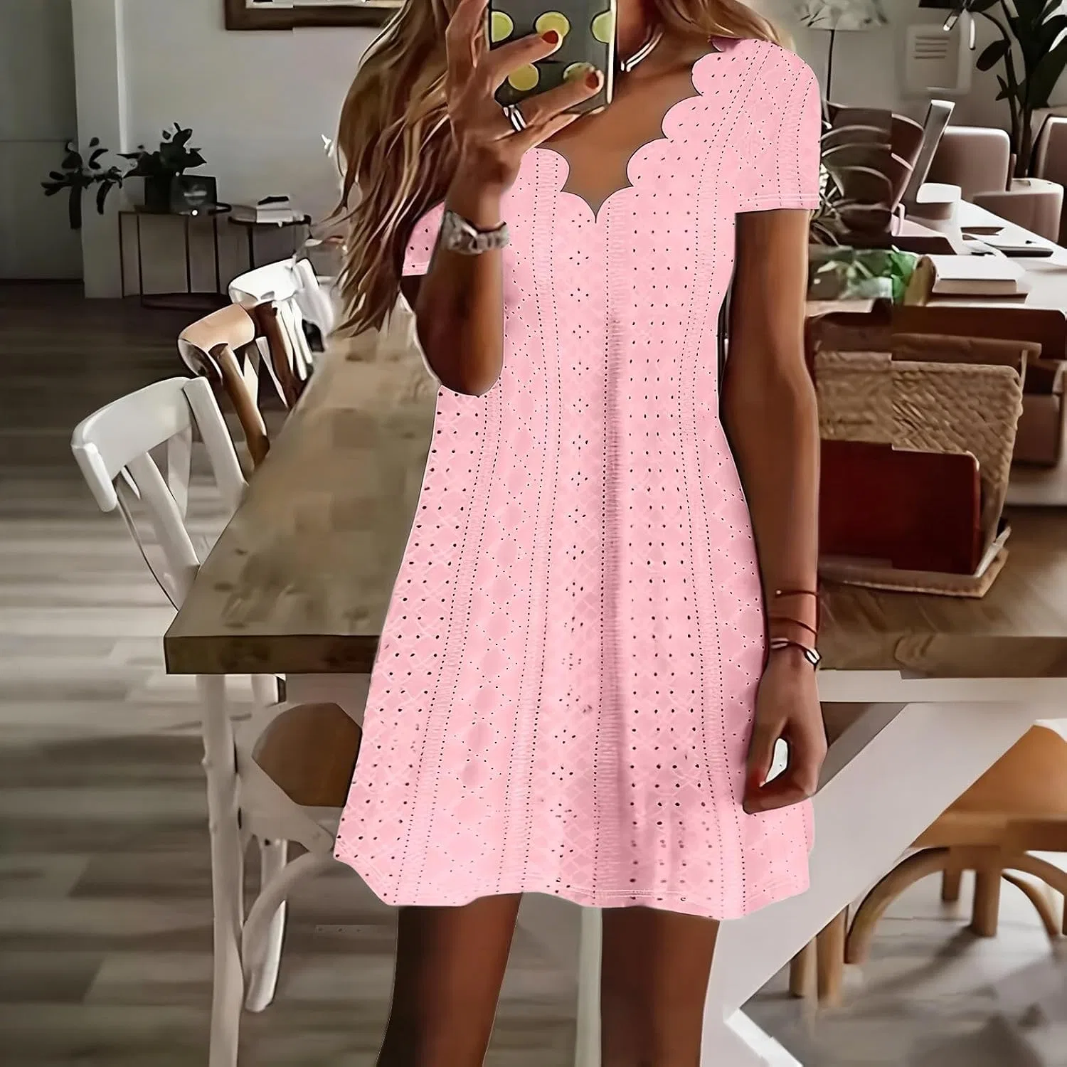 Женское платье с волнообразным V-образным вырезом и ажурными вставками, Pink — фото 2