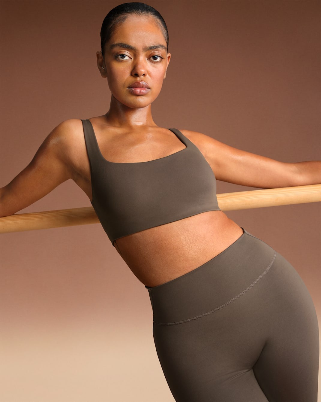 Спортивный топ NikeSKIMS Matte Women's Scoop-Neck, темно-коричневый — фото 3