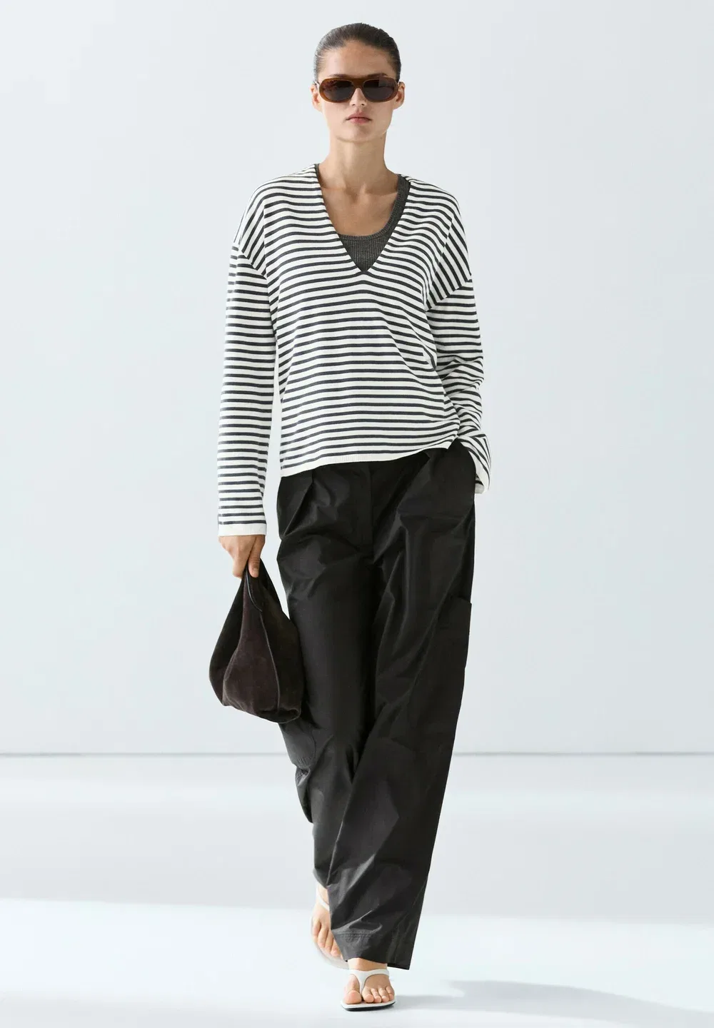 Вязаный свитер в полоску с V-образным вырезом Massimo Dutti, White — фото 2